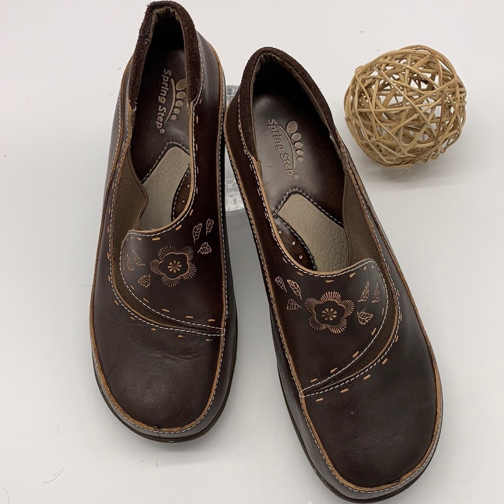 Spring Step brown closed back clogs